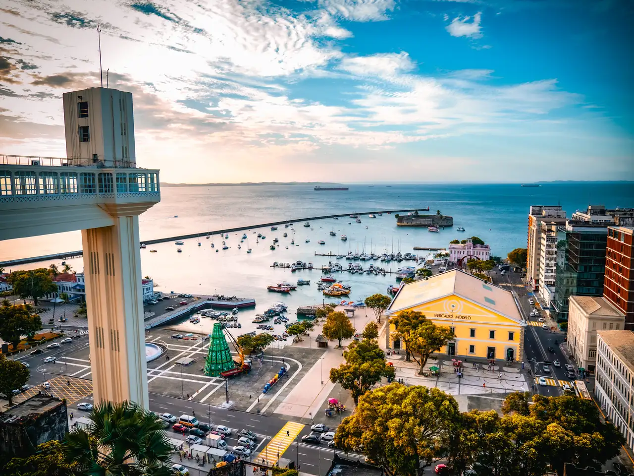 Elevador Lacerda and Baia de Todos-os-Santos